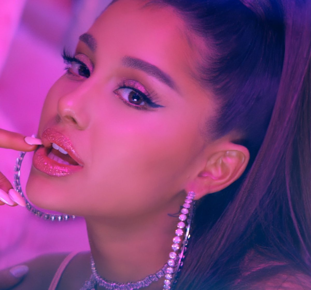 newpeedr's tweet image. “ari, i think you&apos;ve totally changed”