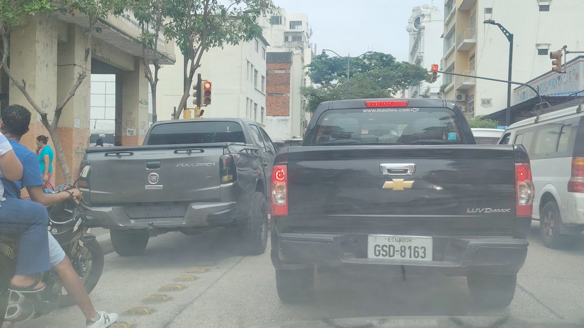 Camioneta sin placa trasera circula por ciclovia, causa malestar y caos, pero como NO hay vigilantes en las calles qué pongan orden TODO ES UN RELAJO.
<a href="/aquilesalvarez/">Aquiles Alvarez Henriques</a> confiamos en ti para que ponga orden y putee a esos malos elementos que se están rascando la panza.