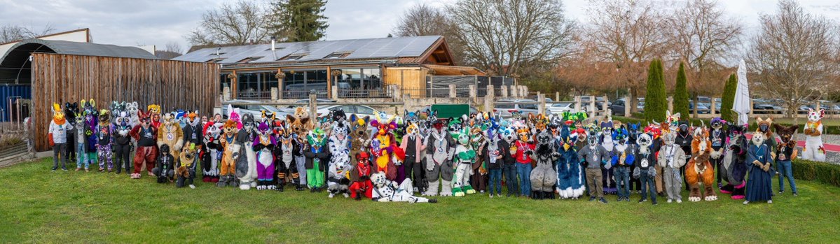 furvaria's tweet image. Awawawawaaaa!
So viele #Fursuiter und so viel Flausch an einem Ort!!
Wir freuen uns sehr, dass so viele von euch zur ersten #Furvaria erschienen sind! &amp;lt;3

Danke an @RyuxWolf für das schöne Gruppenbild!