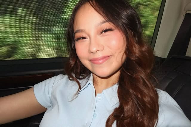 teamlellaofc_'s tweet image. Sunday smiles!☀️ 

Just a little reminder to slow down, breathe, and enjoy the little things that make life beautiful, filling your day with laughter and happiness.💛☁️

#LellaFord | @lellaford_