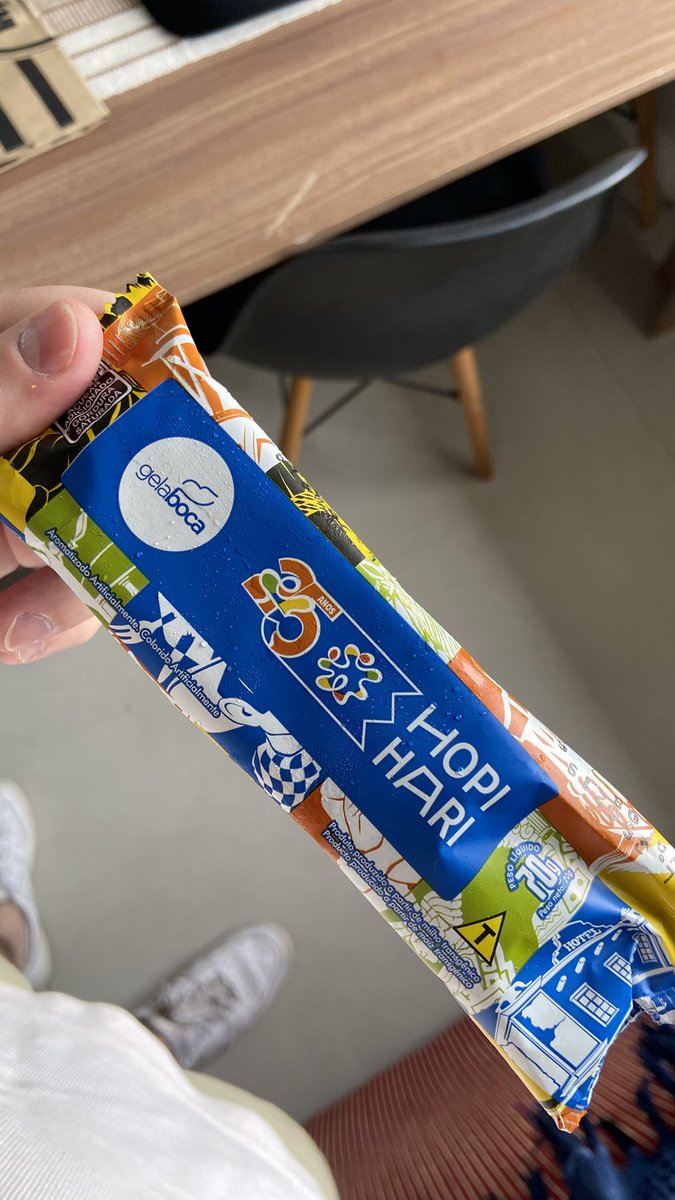 Como assim tem picolé do <a href="/hopihari/">Hopi Hari</a> sendo vendido na esquina de casa em Floripa?