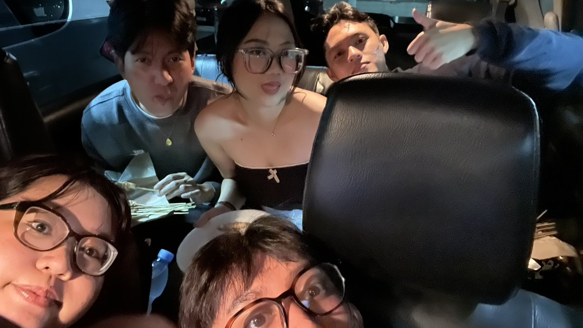 havenmadeflesh's tweet photo. i’m cryingggg just had one of the worst day of my life and all my rages were washed away immediately bc i sprinted to meet my friends.. i love my friends sm… :^( at the end of the day it’s the friends u spent 17 hours pulling an all nighter at a coffee shop with #attachmentissue https://t.co/Lxt6QK6hqw