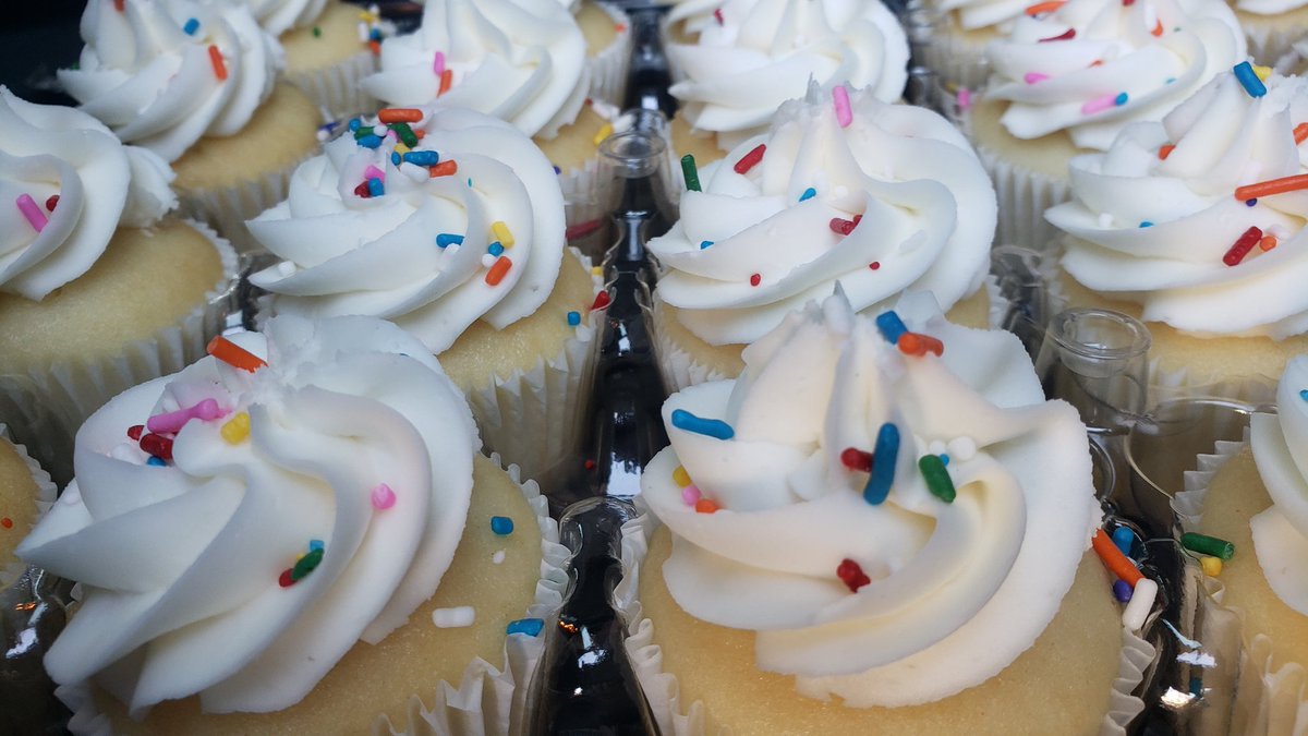 lakesidewines's tweet image. Join us for cupcakes, champagne &amp;amp; giveaways to celebrate 40 years as a family owned &amp;amp; operated business! Saturday, 11/15 from 1-4pm 
#LongLakeMN #Orono #MaplePlain #Medina #Wayzata