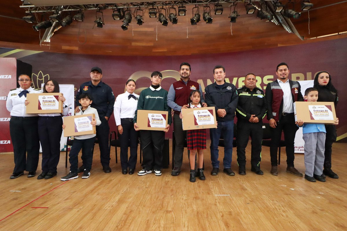 Adolfo_Cerqueda's tweet image. Reconocemos a las hijas e hijos de nuestra Policía Municipal con laptops y estímulos económicos 👏🏽

Me dio mucho gusto entregarles #laptops 💻 y apoyos económicos como un reconocimiento a su esfuerzo en la escuela, pero también como una forma de agradecer el trabajo y la entrega