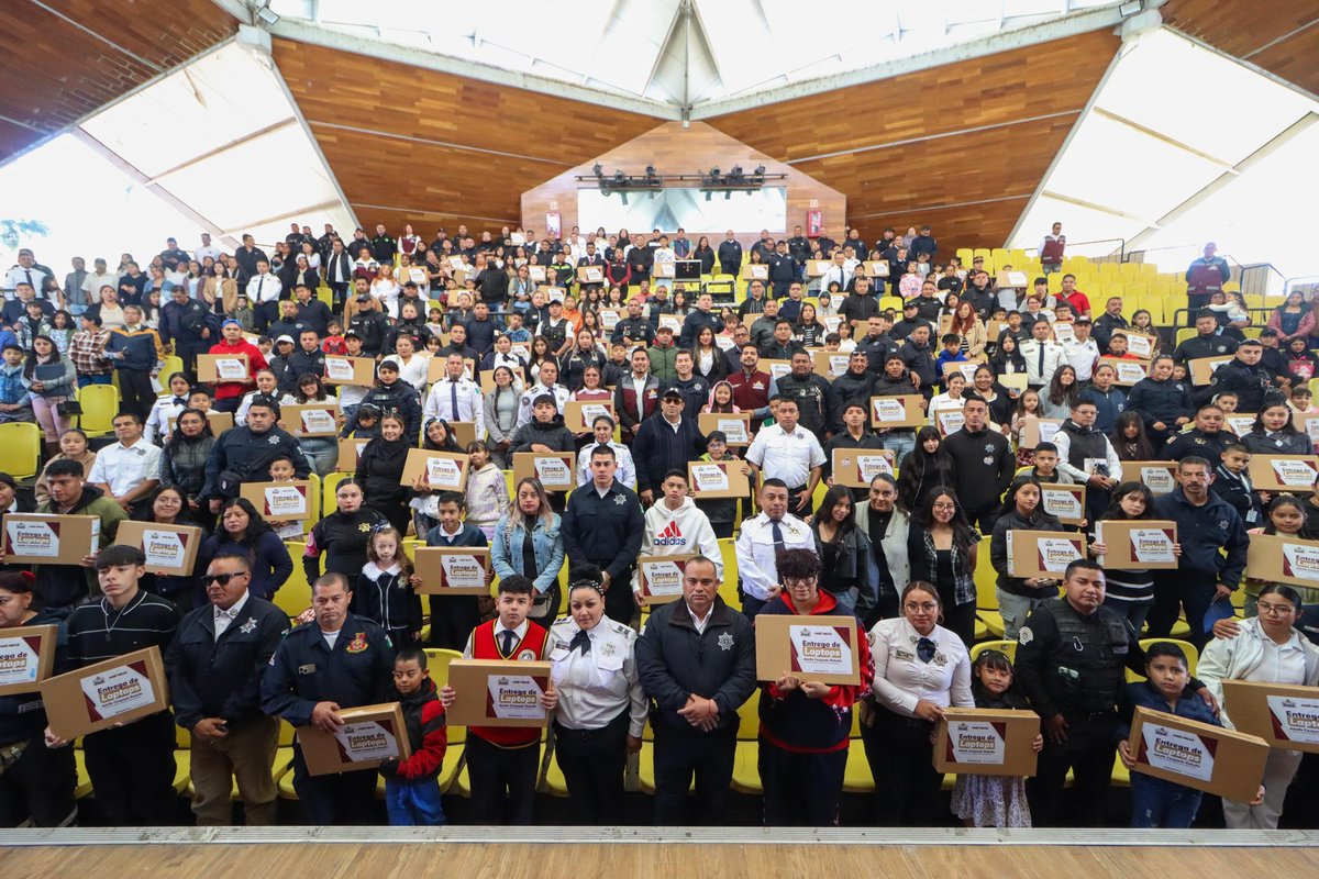 Adolfo_Cerqueda's tweet image. Reconocemos a las hijas e hijos de nuestra Policía Municipal con laptops y estímulos económicos 👏🏽

Me dio mucho gusto entregarles #laptops 💻 y apoyos económicos como un reconocimiento a su esfuerzo en la escuela, pero también como una forma de agradecer el trabajo y la entrega