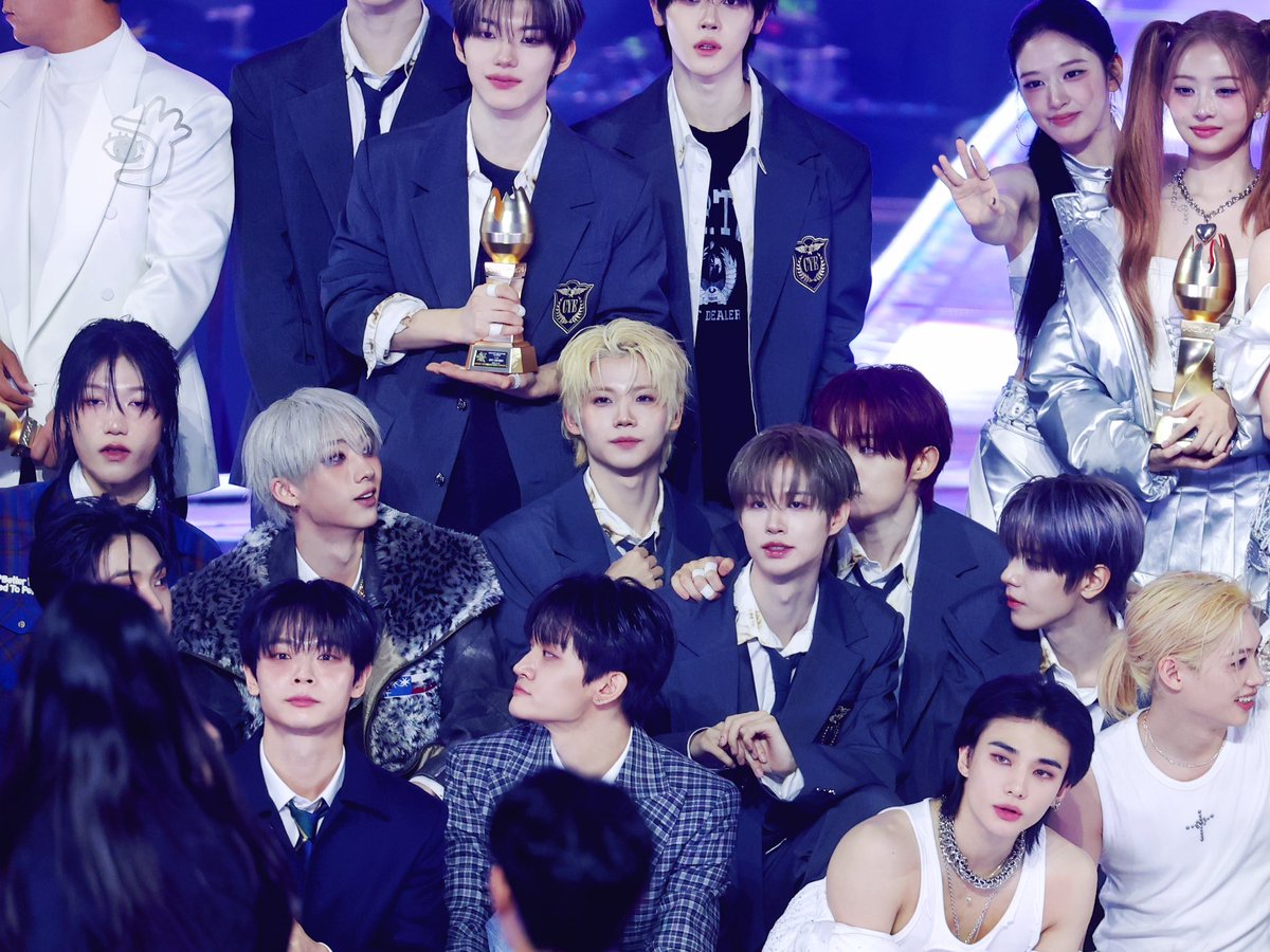 AppleonFire tweet media