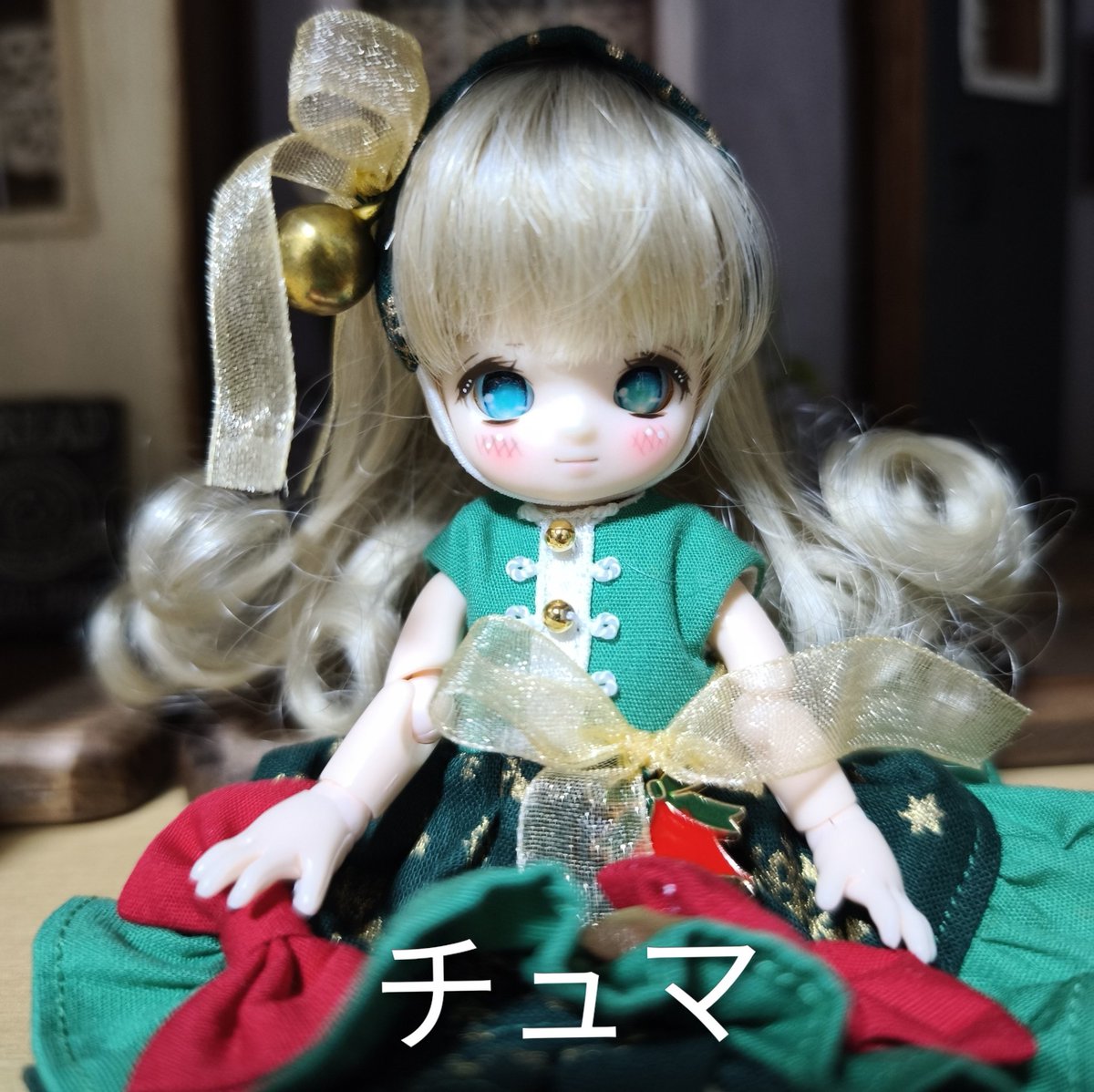 某所から里子でお迎えしたチュマちゃん。この子のウィッグを新調してあげるのも、今回の目的のひとつでした！

ちなみに今のドレスは、以前購入させてもらった恋鞠堂様のお洋服 💕

#あまむす  #ミニスウィーツドール

⬅ 今の姿             お迎えした時の姿➡︎