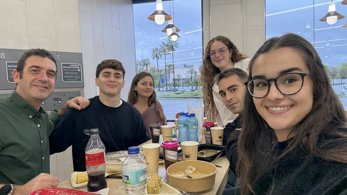 Mil gracias por esta calurosa clase en Córdoba, aunque la verdad que más agua no podía caer. Al mal tiempo buena cara, jajaja. Y gracias por esa lujosa comida ….