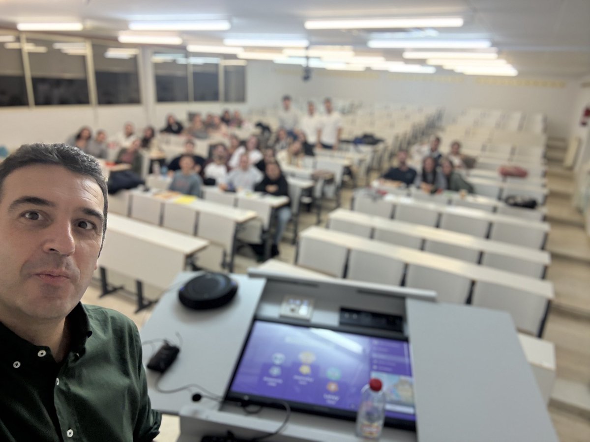 ManuAmosa's tweet photo. Mil gracias por esta calurosa clase en Córdoba, aunque la verdad que más agua no podía caer. Al mal tiempo buena cara, jajaja. Y gracias por esa lujosa comida …. https://t.co/Zk0h8YEYZF