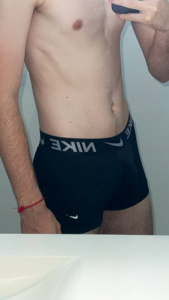 Salut X ! 
C’est mon anniversaire, et pour cette occasion je me lances ! 
RT et LIKE pour en voir plus 👀