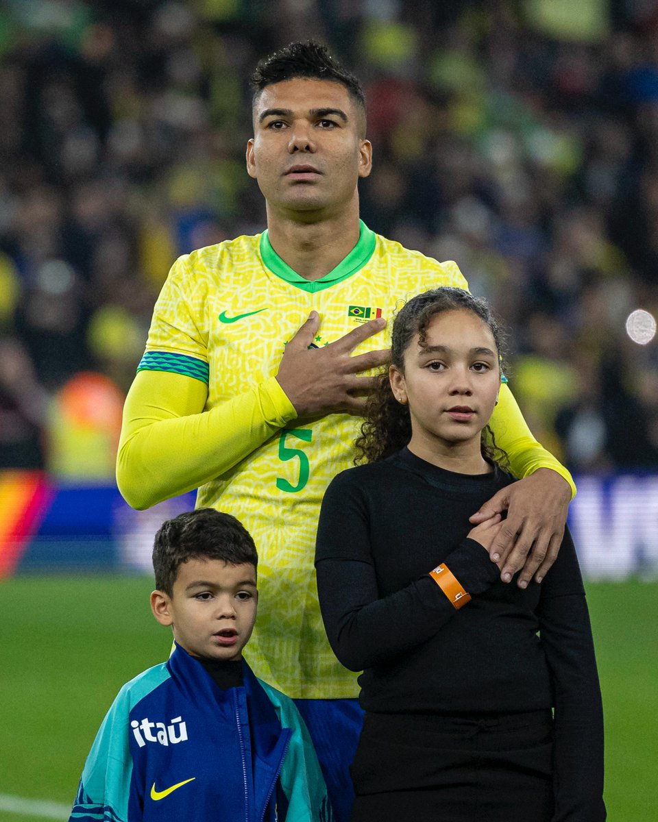 Casemiro's tweet image. 🇧🇷 Um excelente jogo de toda a equipe! Mais um passo para a Copa do Mundo! Vamos, Brasil!