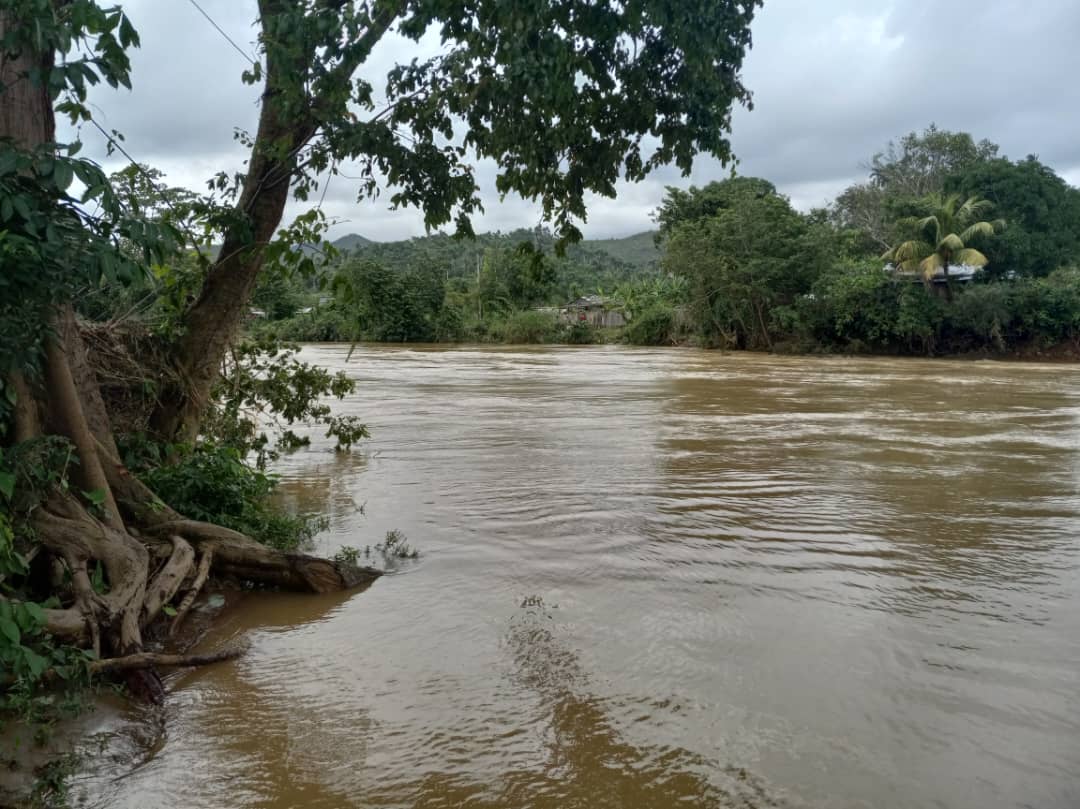 Llegamos hasta #Baracoa para evaluar la situación compleja creada, debido a la gran crecida de sus ríos, provocando grandes inundaciones.
Lo más importante es que no se reportan pérdidas de vidas humanas y se trabaja en la evaluación de los daños.
#Guantánamo
#JuntosPodemosMás