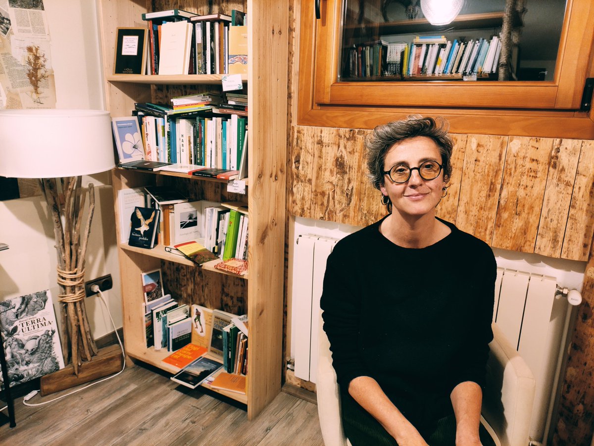 Naturallibres's tweet photo. Els humans vam tenir ales, i en algun moment les vam perdre. Però alguns filòsofs, artistes, poetes… somniadors, enamorats… bruixots i xamans, encara les conserven. Obrim fil-resum d'aquestes #TrobadesNL emplomallades amb @RieraElisabet 🧵🪶👇 https://t.co/Zd3CXmN1AH
