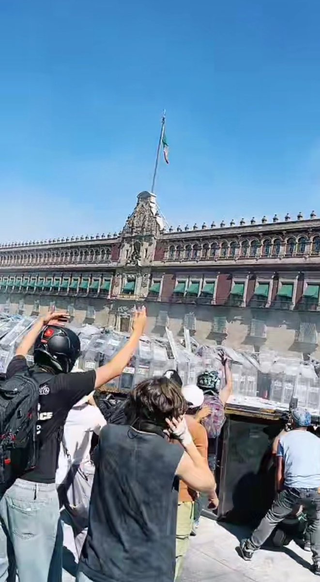 rthur013's tweet image. Si el Gobierno de Claudia Sheinbaum se pusiera así con los NARCOS, como lo hace con lao Ciudadanos, otra cosa sería🤷🏽‍♂️
#MarchaNacional