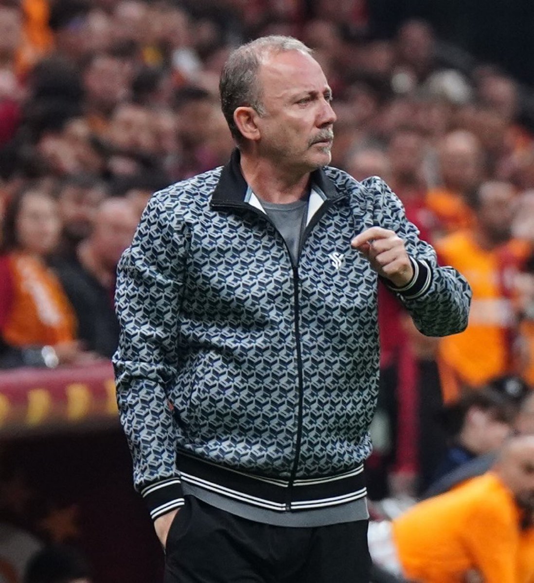 Rafa Silva’nın menajerlik şirketinin 21 maddesinin hiçbirinde Sergen Yalçın yazmıyor. Bütün sebep başarısızlık, kulübün kaos içinde olması, hedeften uzaklaşması olarak geçiyor. Ancak burada çok bilmiş ahlak yoksunu namussuzlara göre suçlu hoca. Allah sizi bildiği gibi yapsın.