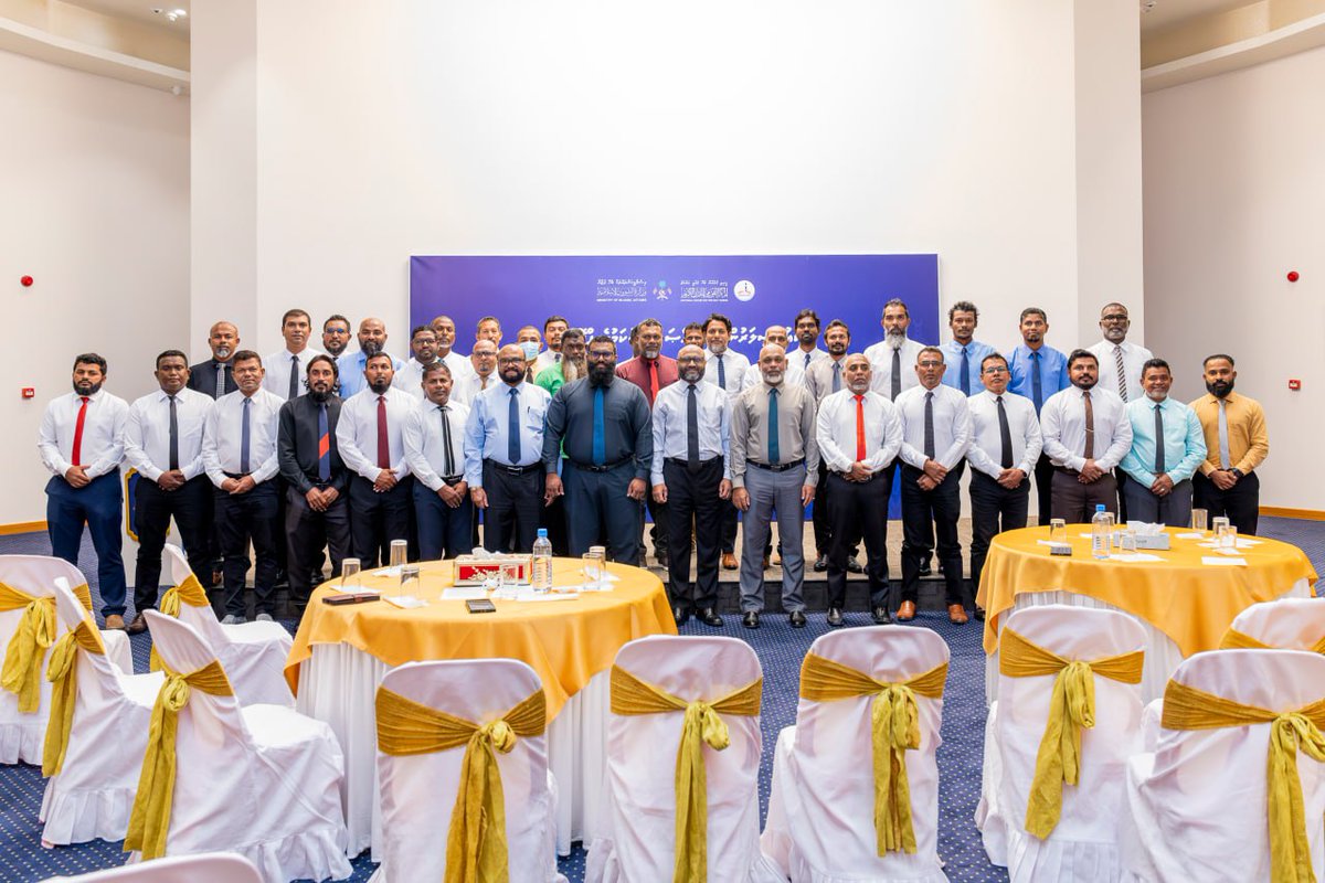 Mohamedshaheem1's tweet photo. ބައެއް ރަށްރަށުގައި ޚުޠުބާ ކިޔާ މީހުން ލިބުމުގައި އޮތް ދަތިކަން ފިލުވުމަށް ކައުސިލަރުންގެ ތެރެއިން ޤާބިލުކަން ހުރި ފަރާތްތަކަށް ޚުތުބާ ކިއުމުގެ ހުއްދަ ދިނުމަށް ފުރަތަމަ ފަހަރަށް މިނިސްޓްރީން ހިންގި ޕްރޮފެޝަނަލް ޕްރޮގްރާމް ނިންމައި މިރޭ ވަނީ ގިނަ ބޭފުޅުންތަކަކަށް ހުއްދަ ދެވިފަ. https://t.co/J9jmMBH52T