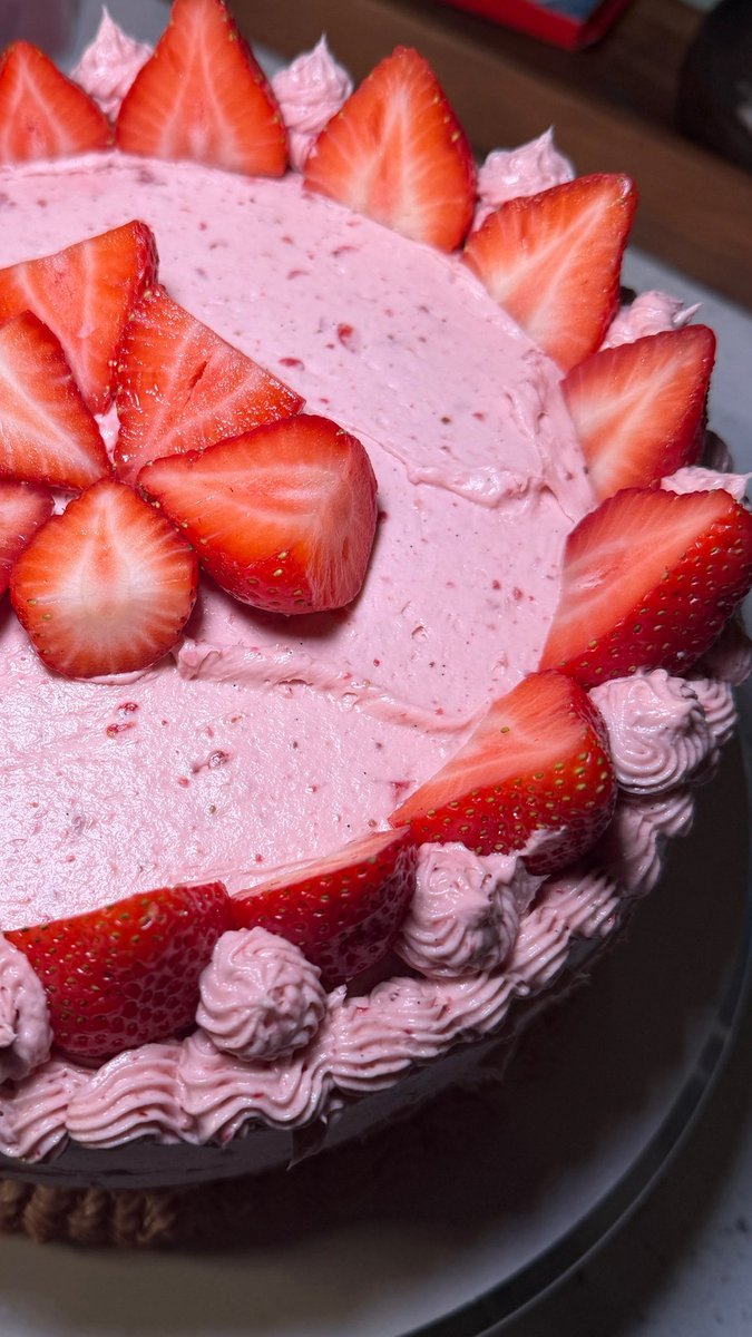 servej4de's tweet photo. made my first cake!! look at how cute <3 https://t.co/VvEwhi4PrV