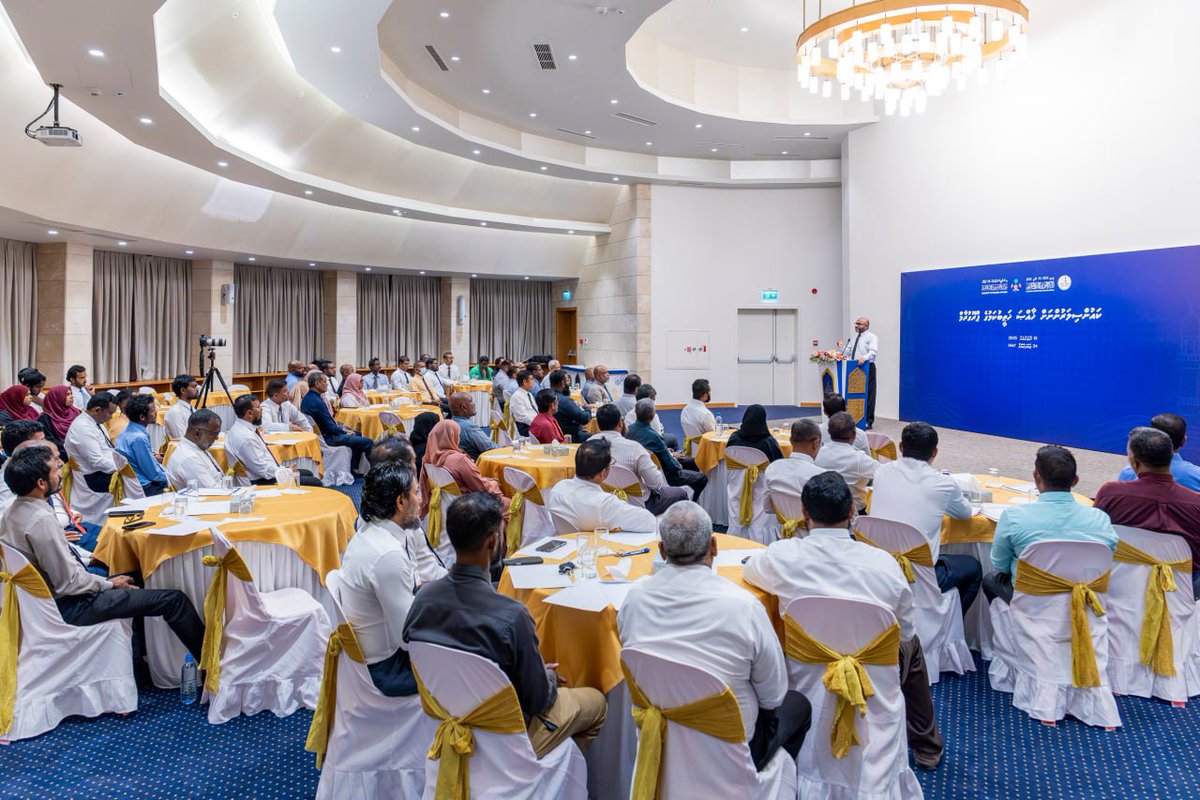 Mohamedshaheem1's tweet photo. ބައެއް ރަށްރަށުގައި ޚުޠުބާ ކިޔާ މީހުން ލިބުމުގައި އޮތް ދަތިކަން ފިލުވުމަށް ކައުސިލަރުންގެ ތެރެއިން ޤާބިލުކަން ހުރި ފަރާތްތަކަށް ޚުތުބާ ކިއުމުގެ ހުއްދަ ދިނުމަށް ފުރަތަމަ ފަހަރަށް މިނިސްޓްރީން ހިންގި ޕްރޮފެޝަނަލް ޕްރޮގްރާމް ނިންމައި މިރޭ ވަނީ ގިނަ ބޭފުޅުންތަކަކަށް ހުއްދަ ދެވިފަ. https://t.co/J9jmMBH52T