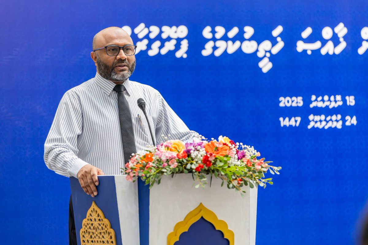 Mohamedshaheem1's tweet photo. ބައެއް ރަށްރަށުގައި ޚުޠުބާ ކިޔާ މީހުން ލިބުމުގައި އޮތް ދަތިކަން ފިލުވުމަށް ކައުސިލަރުންގެ ތެރެއިން ޤާބިލުކަން ހުރި ފަރާތްތަކަށް ޚުތުބާ ކިއުމުގެ ހުއްދަ ދިނުމަށް ފުރަތަމަ ފަހަރަށް މިނިސްޓްރީން ހިންގި ޕްރޮފެޝަނަލް ޕްރޮގްރާމް ނިންމައި މިރޭ ވަނީ ގިނަ ބޭފުޅުންތަކަކަށް ހުއްދަ ދެވިފަ. https://t.co/J9jmMBH52T