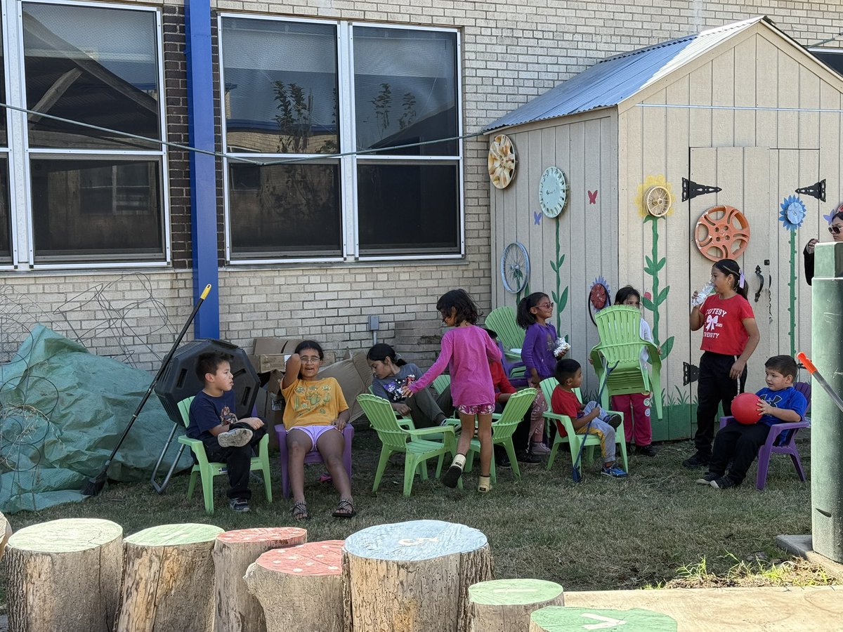 CREWatDISD's tweet image. Thank you to everyone who came out to help clean up our Wolfpack Grove! 🌳
Special thanks to @TacoCabana and our PTO for donating lunch!
And a huge shoutout to Ms. B for organizing such a wonderful event. What a great day for our Wolfpack community! 💚@Region1DISD @RubyGarzaDISD