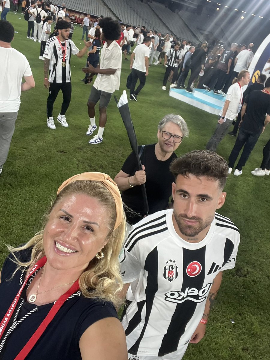 Rafa Silva’nın temsilcisi Araújo: ‘Ona vaad edilen projeler gerçekleşmedi. Halbuki Beşiktaş’ta kupa ile başlamıştı. Sonra hoca ve başkan değişiklikleri oldu. Diğer kulüplerin tekliflerine rağmen Beşiktaş’ı tercih etti. 

Ama Serdal Adalı’nın Rafa’yı küçümseyen açıklamalarından