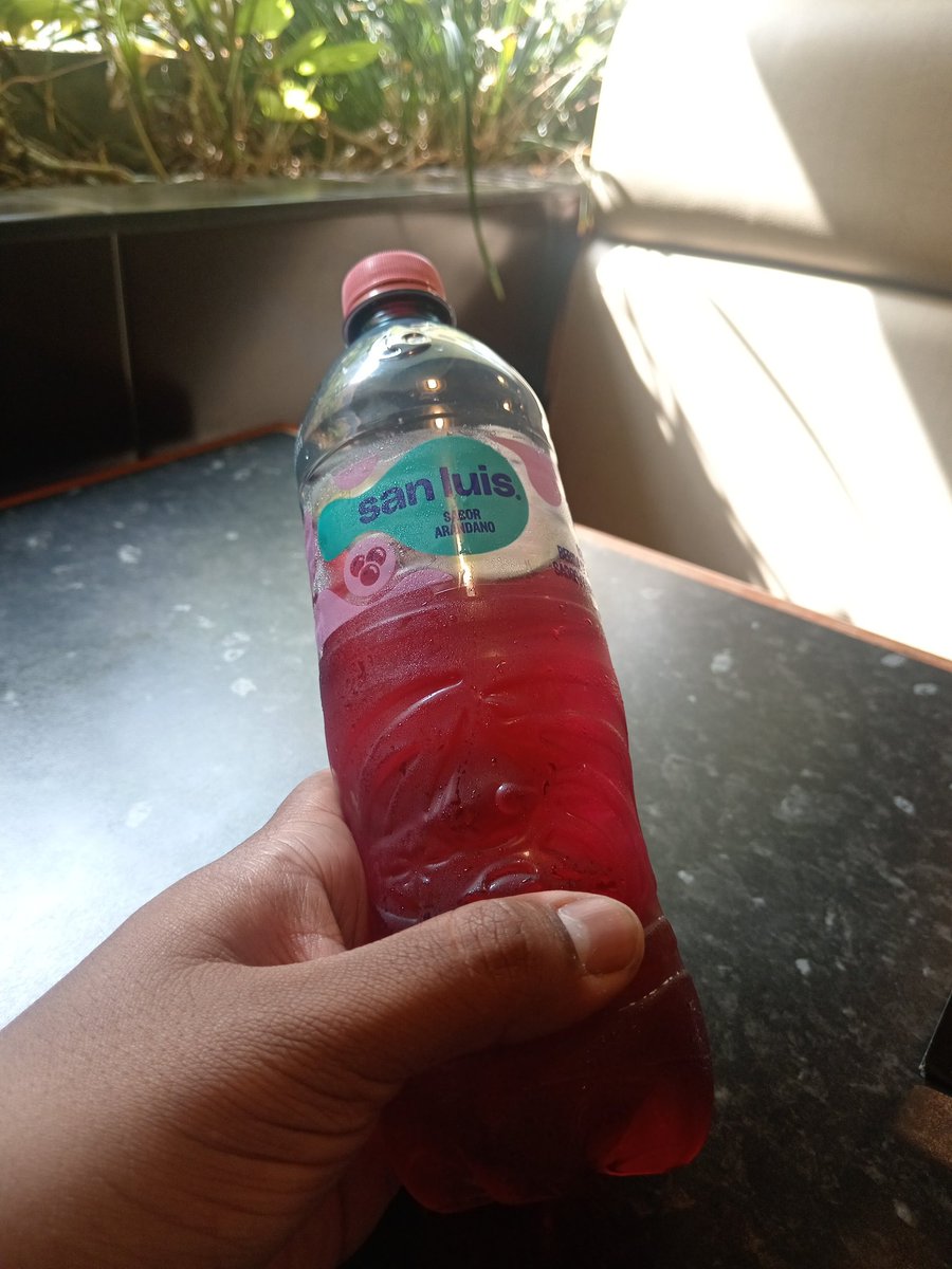 Remenor's tweet photo. La presentación bonita pero porq no está gasificada???? Como van a venderla. Sin gasificar deberían colocarle gas la de manzana es Rica esta debe ser así también por favooorrrrr  @CocaColaPe #AguaSanluis https://t.co/PSORZ04d55