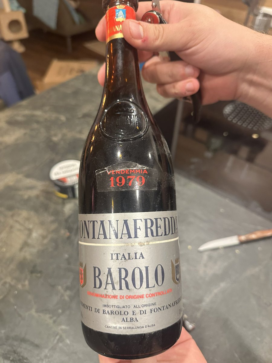 Un amigo limpió el departamento de un viejo que murió. Encontró una botella de Barolo italiano de 1979 que el finado guardaba para una ocasión especial. Hay una moraleja ahí. El vino está bárbaro.