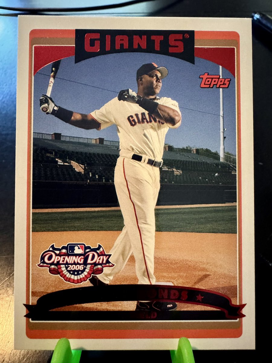 DanModerate's tweet image. Did anyone else hit up their LCS for Barry Bonds inserts this week???

😂👀

Thought the opening day numbered red was cool- 1996/2006
