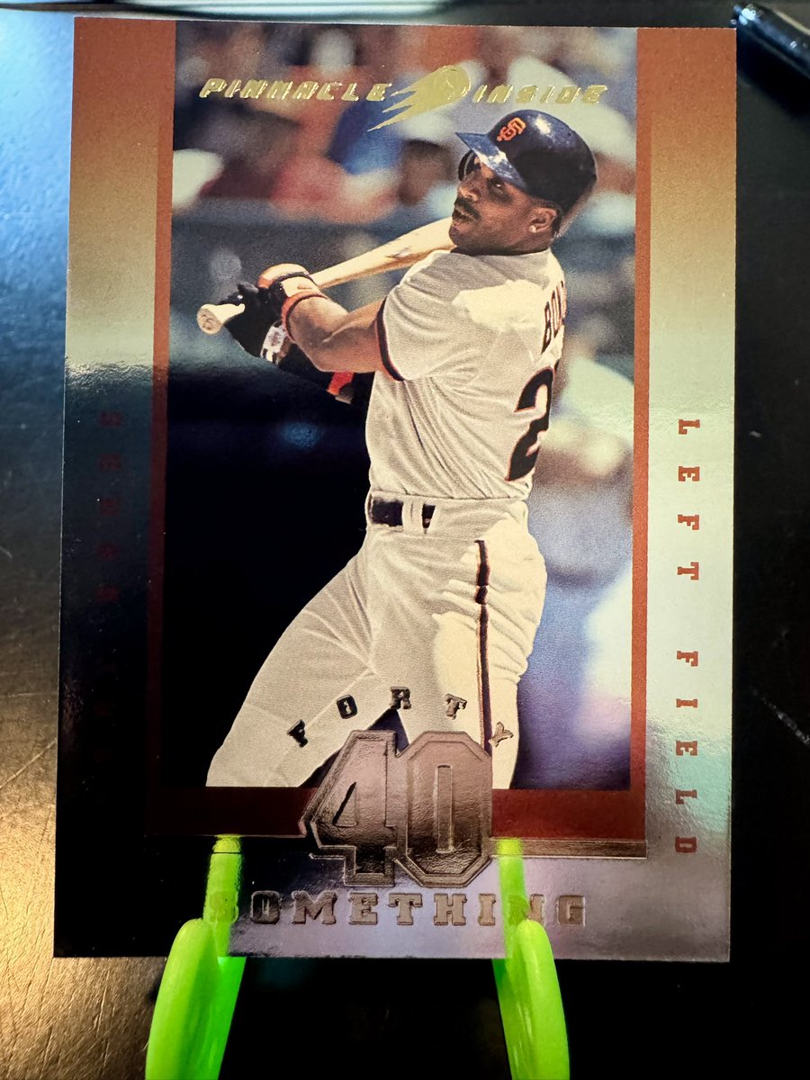 DanModerate's tweet image. Did anyone else hit up their LCS for Barry Bonds inserts this week???

😂👀

Thought the opening day numbered red was cool- 1996/2006