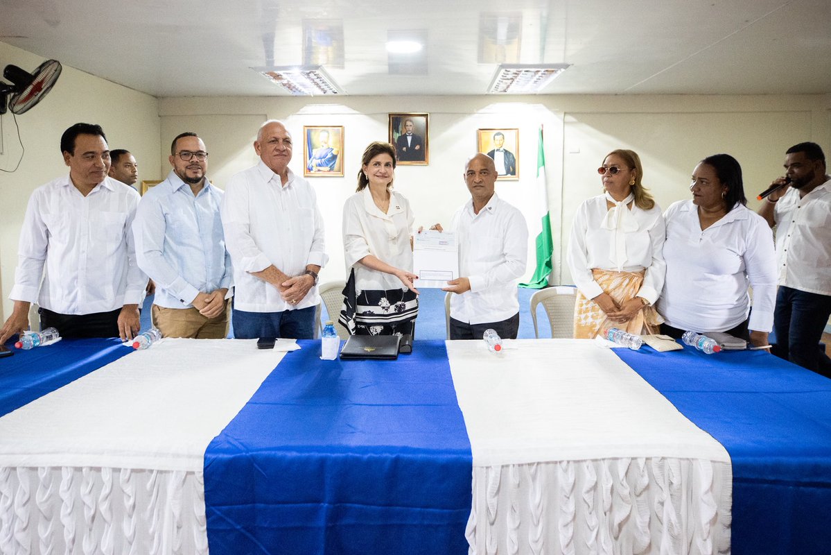 ViceRDo's tweet image. En su recorrido por #PiedraBlanca, la vicepresidenta @RaquelPenaVice encabezó una reunión en la Alcaldía de Bonao, donde entregó RD$ 21 millones destinados a la construcción del palacio municipal.

Durante el encuentro, también se anunció la aprobación de RD$ 25 millones para la…