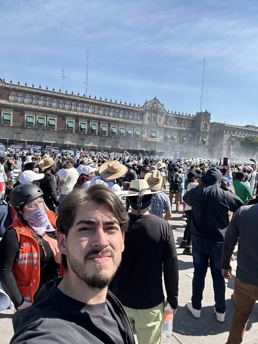 NicolasMateoH's tweet image. No somos bots y estamos presentes. Siguen lanzando gas lacrimógeno y lanzando objetos como piedras a los ciudadanos. #MarchaNacional #zocalo #asesina