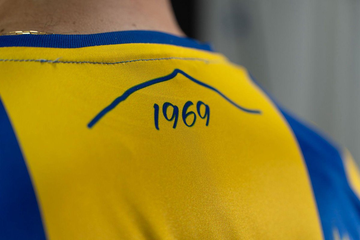 laisladefutbol's tweet photo. 🗞️ 𝐍𝐎𝐓𝐈𝐂𝐈𝐀 | La UD Atalaya presenta de la mano de Altezza Canarias su nueva piel para esta temporada

Tras un trabajo excelente anteriormente, la marca canaria se vuelve a superar y saca una equipación más que acorde a la historia del club. https://t.co/2gIHgH6WqT