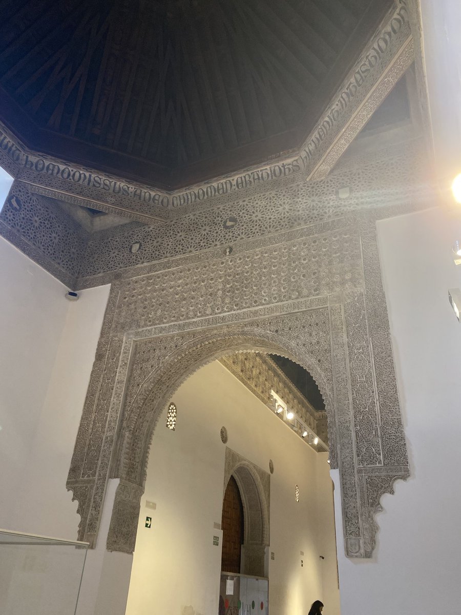 Museo taller del moro, parte de un palacio toledano del siglo XIV de estilo andalusí. Actualmente sirve de pequeño museo con algunas piezas de la etapa islámica de la ciudad, sobre todo de época taifa.
