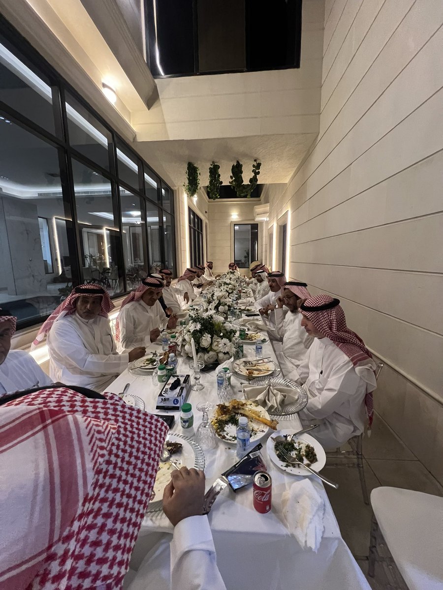 AliAlm7arb's tweet photo. في ليله حضر بها الكرم الحاتمي والملقى الطيب وبدعوهً من ابن العم عياده  بن رحيل العنزي بمنزله الجميل  في مدينة الرياض ( حي قرطبه ) اجتمع الاقارب والاصدقاء والمحبين في مأدبة عشاء اقامها ابن العم من اجل لقاء الجماعه والمحبين كثر الله خيرك يابو محمد على حفاوتك انت وابناءك حفظهم الله ونبارك لك المنزل جعله الله بيت مبارك