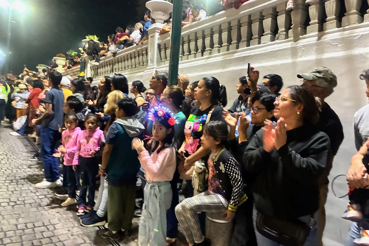 MinghuiJapan's tweet photo. 🇲🇽 約2万人が訪れたメキシコの伝統行事。
花車と腰太鼓、そして功法実演のリズムが調和して、
ハラパの街には 平和で温かい空気が街に満ちていった🌼

洪水で心身ともに傷ついた地元の人々は、
法輪功の隊列を見て
「希望を感じた」と語りました🌈

✨続きはこちらです✨
https://t.co/wUn5eI1Ofu https://t.co/KnjZMWrVpB