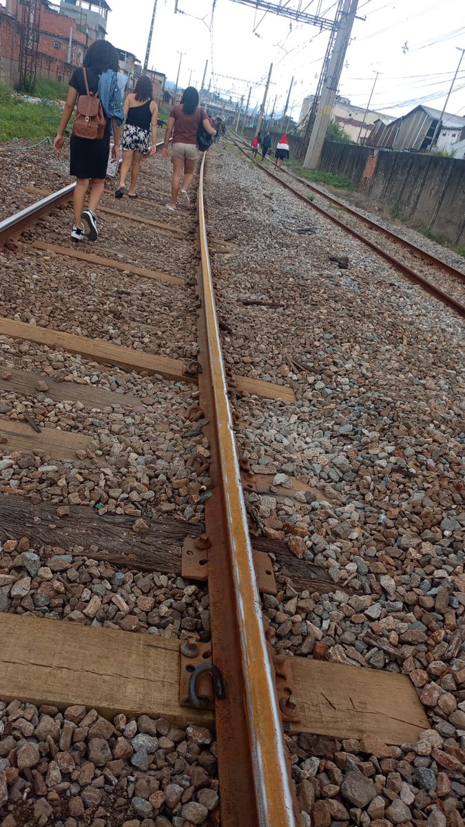 Ramal Saracuruna ficou sem energia!!
Na manhã de hoje, um trem do ramal Saracuruna ficou sem energia depois de estação Vigário Geral, passageiros desembarcam na linha sem apoio dos agentes da Supervia. <a href="/SuperVia_trens/">SuperVia</a> <a href="/agetransp/">AGETRANSP</a> <a href="/claudiocastroRJ/">Cláudio Castro</a> <a href="/SINDICODACIDADE/">SÍNDICO DA CIDADE 🇧🇷</a> <a href="/CidadaoInforme/">INFORME CIDADAO</a>