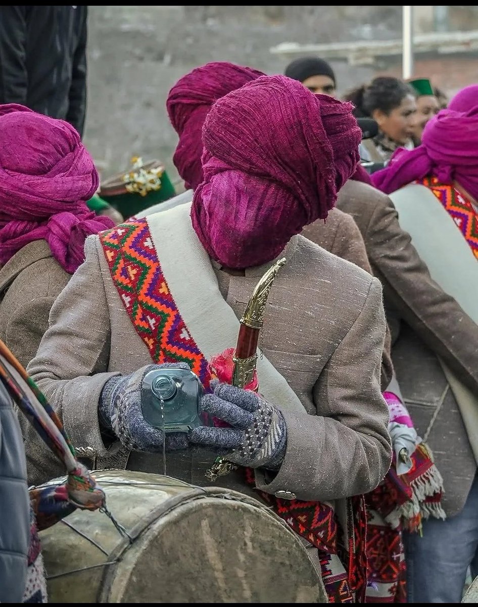 Abhikau04787027's tweet image. - someone uploads few images from HP
- goes viral because of this 1 absolute brilliant cold image
- everyone starts discussion and question/answers goes hard
- few locals share the cultural and historical importance 
- some famous accounts also share the stories and significance,…