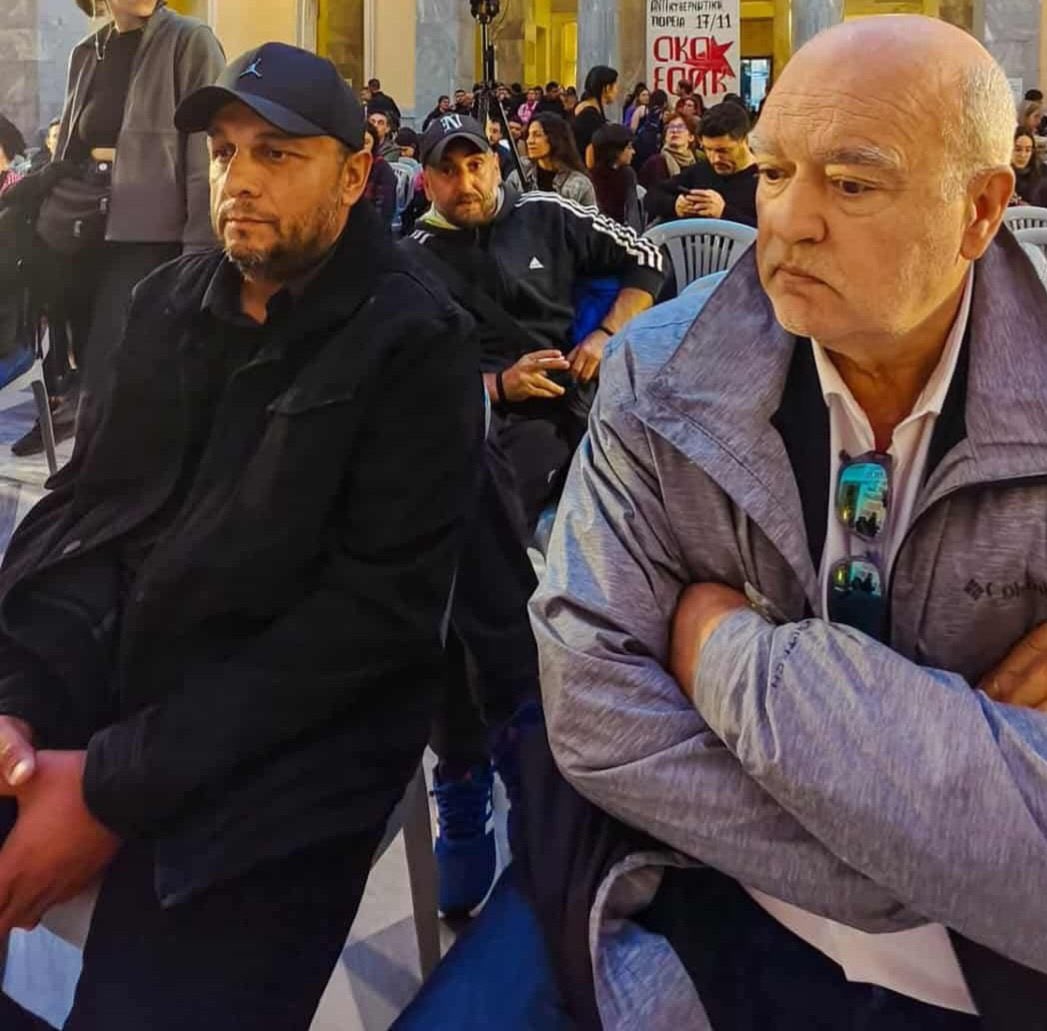 Η προθεσμία εκταφής τελείωσε και ο τύπος, που έκανε και απεργία πείνας, έγραψε το γιο του στα @@@ του! Μετά το Λαζόπουλο, τις καφετζούδες και τα μέντιουμ, τώρα το παίζει αγωνιστής του Πολυτεχνείου. Μη τους λυπάστε! 
Τσακίστε το παραμύθι τους από τη ρίζα!!!!