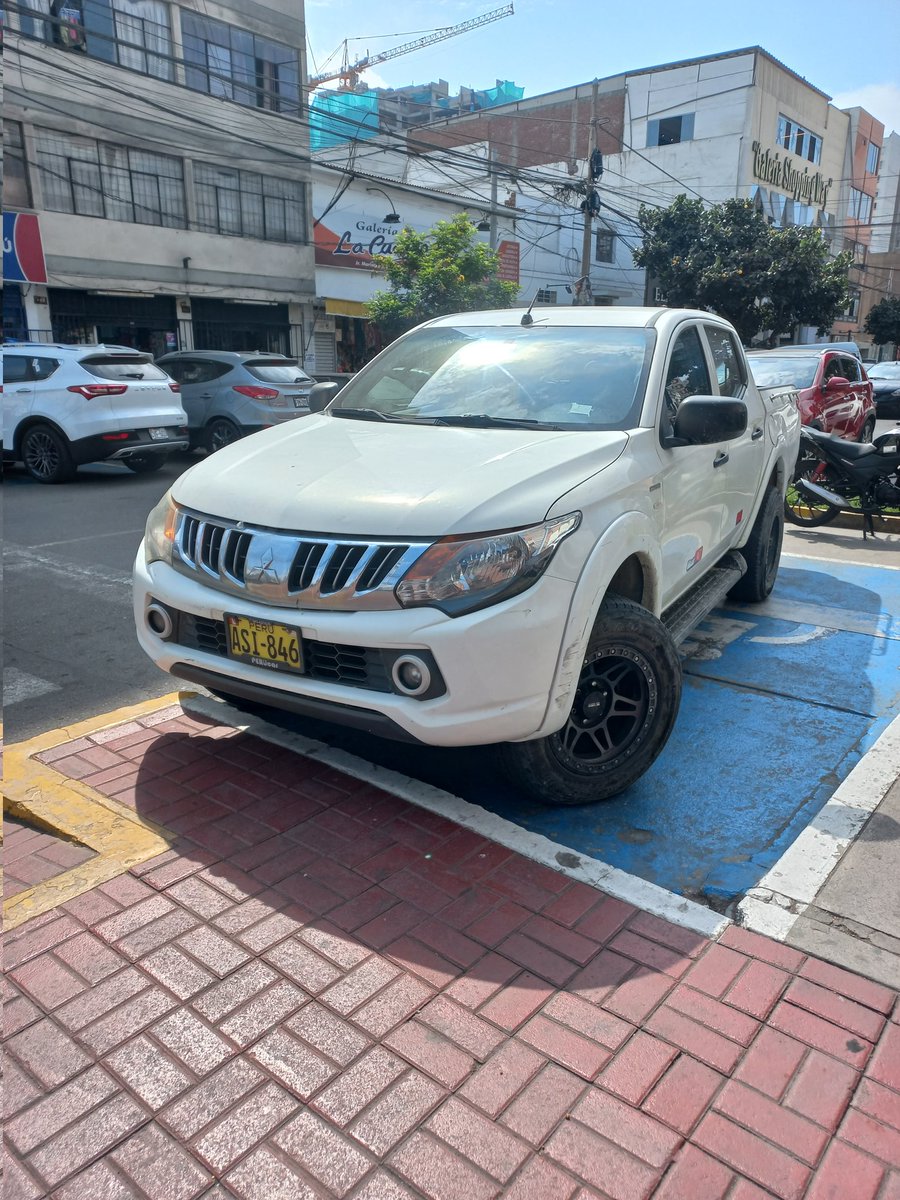 MPC0690's tweet image. Denunciemos a los abusivos, usan áreas para discapacitados y se niegan a retirarse ante personas con el carnet respectivo. 
Mariscal Luzuriaga, cuadra 4, Jesús María. La pareja que estacionó se negó a retirarse y a mostrar el carnet que los autoriza. 
#munijesúsmaría #Conadis