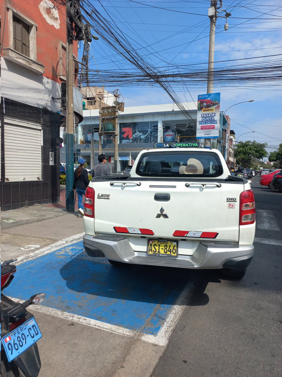 MPC0690's tweet image. Denunciemos a los abusivos, usan áreas para discapacitados y se niegan a retirarse ante personas con el carnet respectivo. 
Mariscal Luzuriaga, cuadra 4, Jesús María. La pareja que estacionó se negó a retirarse y a mostrar el carnet que los autoriza. 
#munijesúsmaría #Conadis