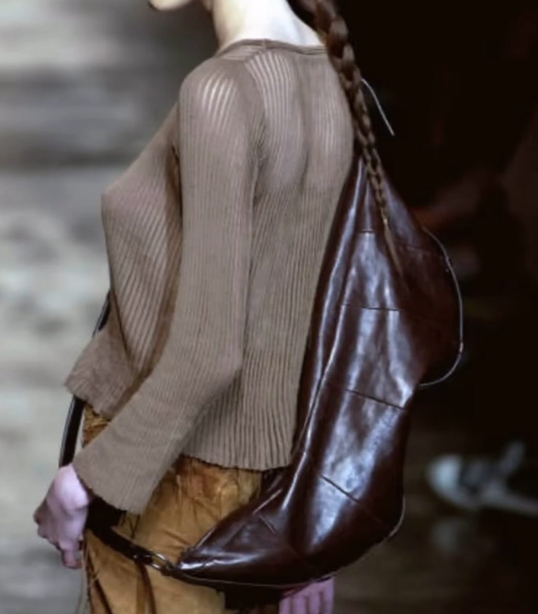 BOTTEGAHOENETA's tweet photo. diving more into ysl by tom ford mombasa bags and this one from @into_archive looks like a croissant, kind of the the predecessor of the lemaire croissant bag https://t.co/KFo9lTkKLP