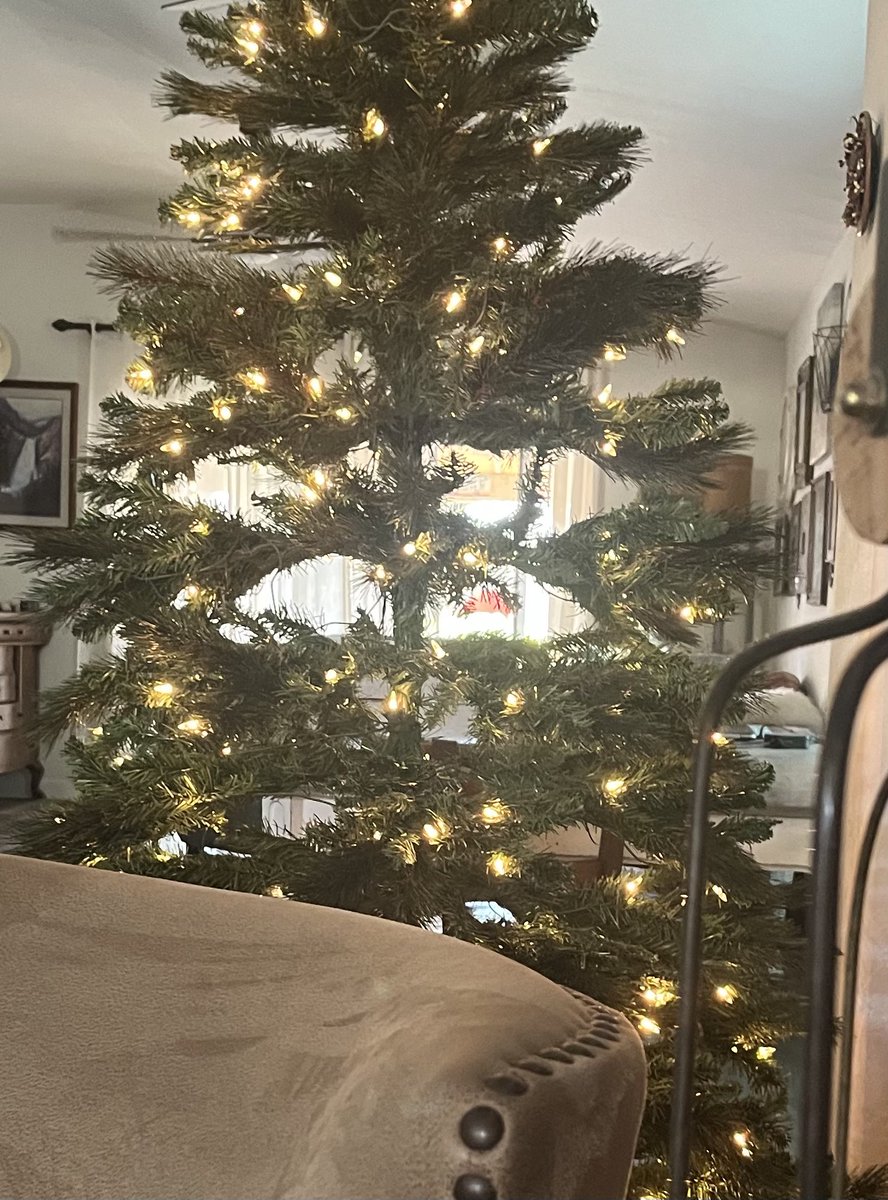 First layer of Christmas trimmings taking place 🎄but still enjoying the in between season🍁 This Autumn playlist pairs well 👌 open.spotify.com/playlist/2VuPx…