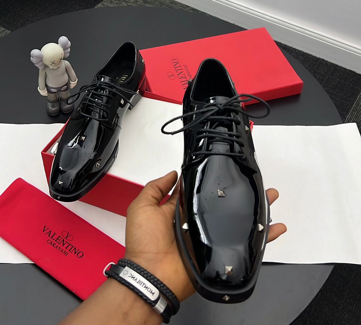 Streetluks1's tweet photo. VALENTINO STUD COOPERATE SHOE AVAILABLE
SIZE: 40-45

#Valentino #ValentinoStud #DesignerShoes #LuxuryFootwear #MenStyle #MenFashion #FootwearGoals #TrendyKicks #FreshDrops #StyleEssentials https://t.co/Yx4ePeBw2j