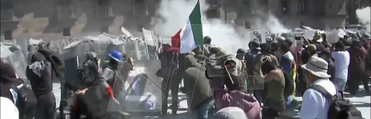 JesusMartinMx's tweet photo. Derriban la barda del palacio nacional. Los policías granaderos golpeando a la gente y a las familias con escudo y toletazo abierto. 

Se le acabó el gobierno a @Claudiashein https://t.co/IGUxtIOOF2