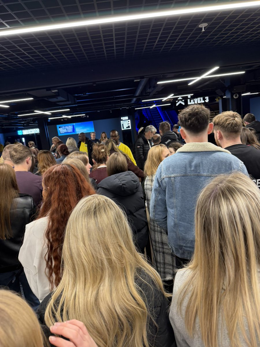 katiecouch_'s tweet photo. @TheCoopLive what on earth are you doing?? i’ve never seen such disorganisation in my life, seemingly sending the entire show through one entrance and having everyone manually scanned rather than the machines typically used leaving half the concert still outside at 7:45pm https://t.co/DYvB0Y5Pi8