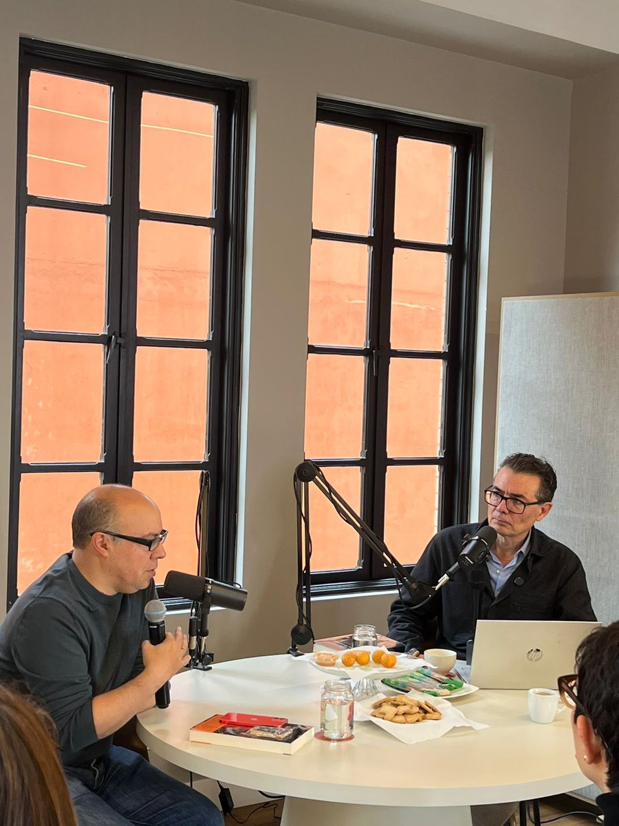 AlejandroGL2014's tweet image. Que linda conversación, encuentro y reflexión sobre hechos tan tristes y aún tan poco asumidos, en duelos sin elaborar completamente.
Gracias @RSilvaRomero75 y @agaviriau por este episodio de #TerceraVuelta sobre #Mural

Gracias a @ElLocutorioDC por la invitación.