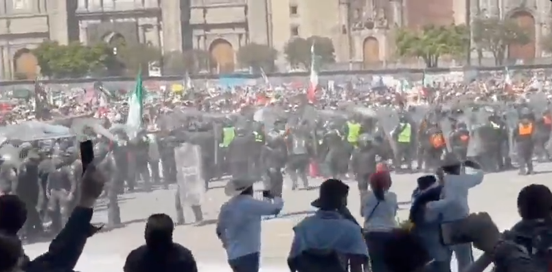 Cachoperiodista's tweet photo. #CDMX Así se ven los momentos de tensión que se presentaron durante la marcha de la #GeneracionZ cuando elementos de seguridad y manifestantes se confrontaron por un breve lapso en la plancha del #Zocalo capitalino https://t.co/vTfbVTbHcY

Imágenes: Crédito a quien corresponda https://t.co/YoMpANSP70