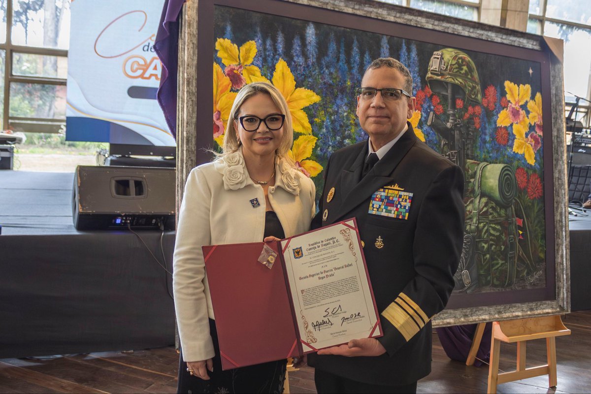 🇨🇴 Con profundo orgullo me complace mencionar que entregué la más alta distinción del Distrito a la Escuela Superior de Guerra ‘General Rafael Reyes Prieto’. Reconocemos sus más de 25 años de compromiso y excelencia formando líderes estratégicos, civiles y militares, en materia