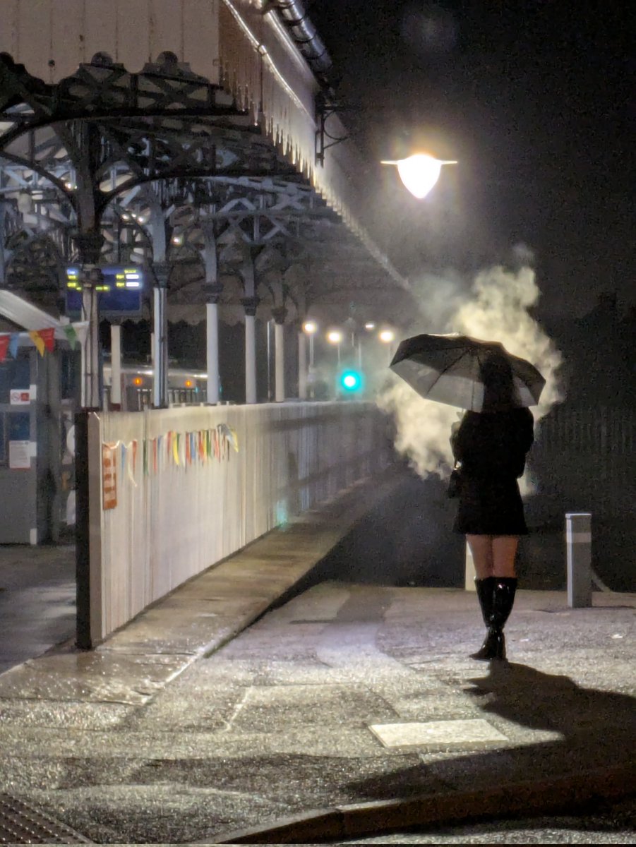 dogdazeatthedon's tweet image. An afternoon watching the #seasiders win 3-1. It&apos;s not often you see a goalkeeper as captain. Vaping at the station in style. #felixstowe #pier #artdeco