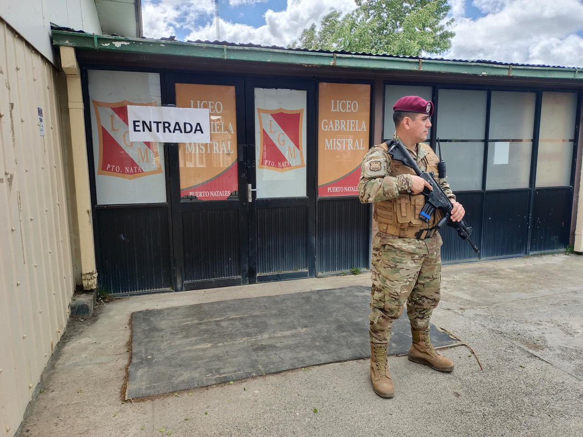 Ejercito_Chile's tweet image. 🇨🇱 Con compromiso y vocación de servicio, nuestro personal se encuentra desplegado a lo largo del país en los distintos locales de votación, con la misión de resguardar el orden y la seguridad durante el desarrollo de las #Elecciones2025.
💪 De esta manera, el #EjércitoDeChile…